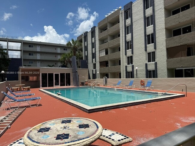Foto del edificio - 10000 NW 80th Ct