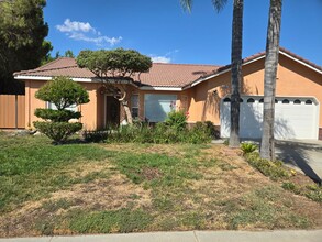 Building Photo - 1101 E Cinnamon Dr