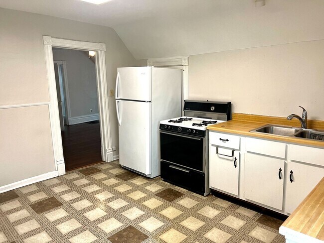 Building Photo - 674 St Charles St