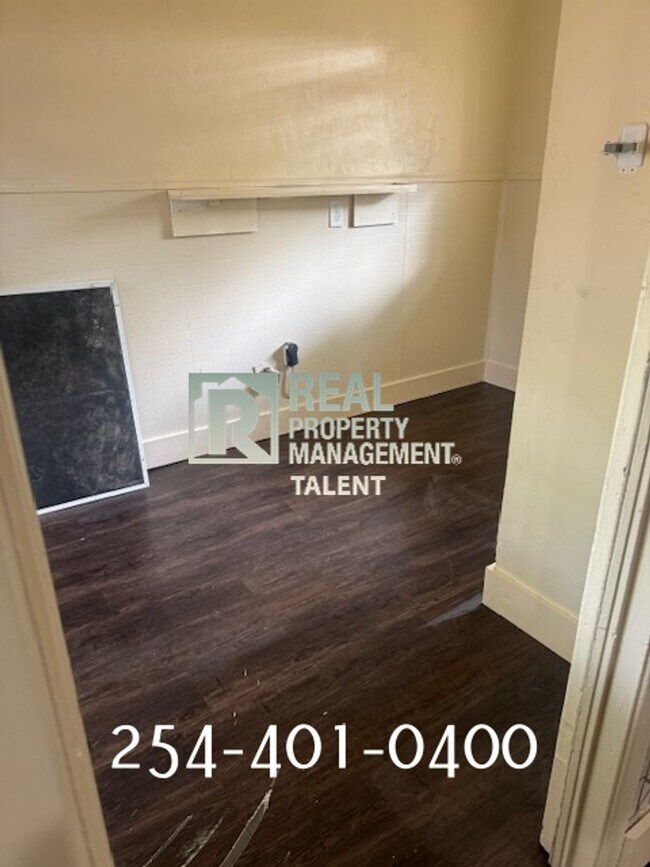 Building Photo - DEAL ALERT! Charming Vintage 3-bedroom, 1-...