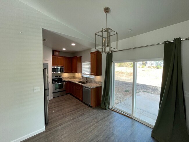 Foto del edificio - 2 bedroom 2 bath, With garage and fenced yard