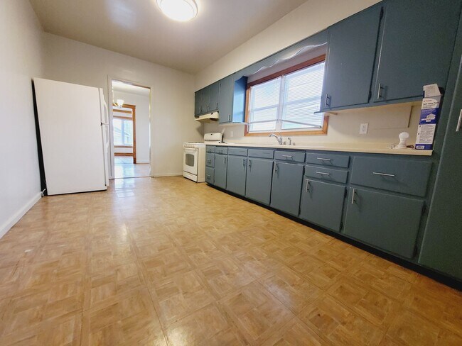 Building Photo - 4 Bed 2 Bath Home!