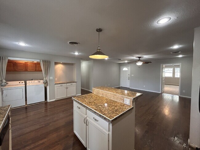 Building Photo - Beautiful, Spacious 4 Bedroom Close to Tex...