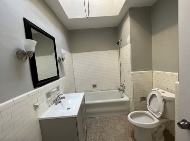 Baño - 5614 N 10th St