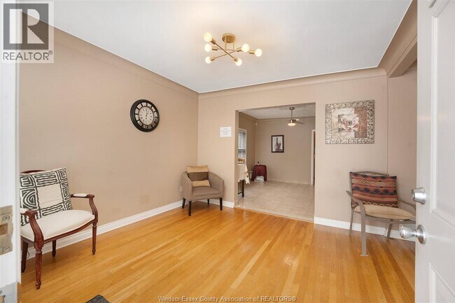 Photo du bâtiment - 907 Gladstone Ave