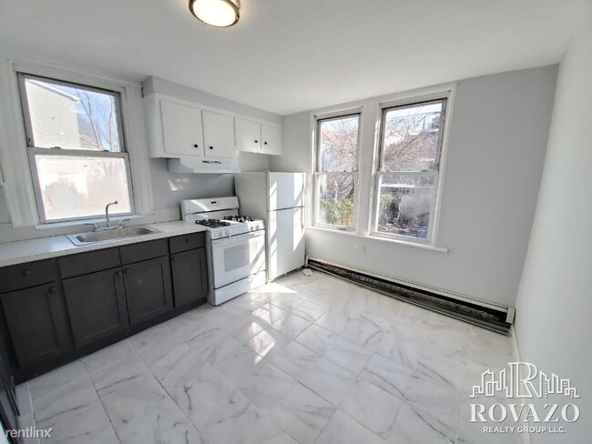 Building Photo - 3 br, 1 bath  - 80 Chelsea Ave # 2