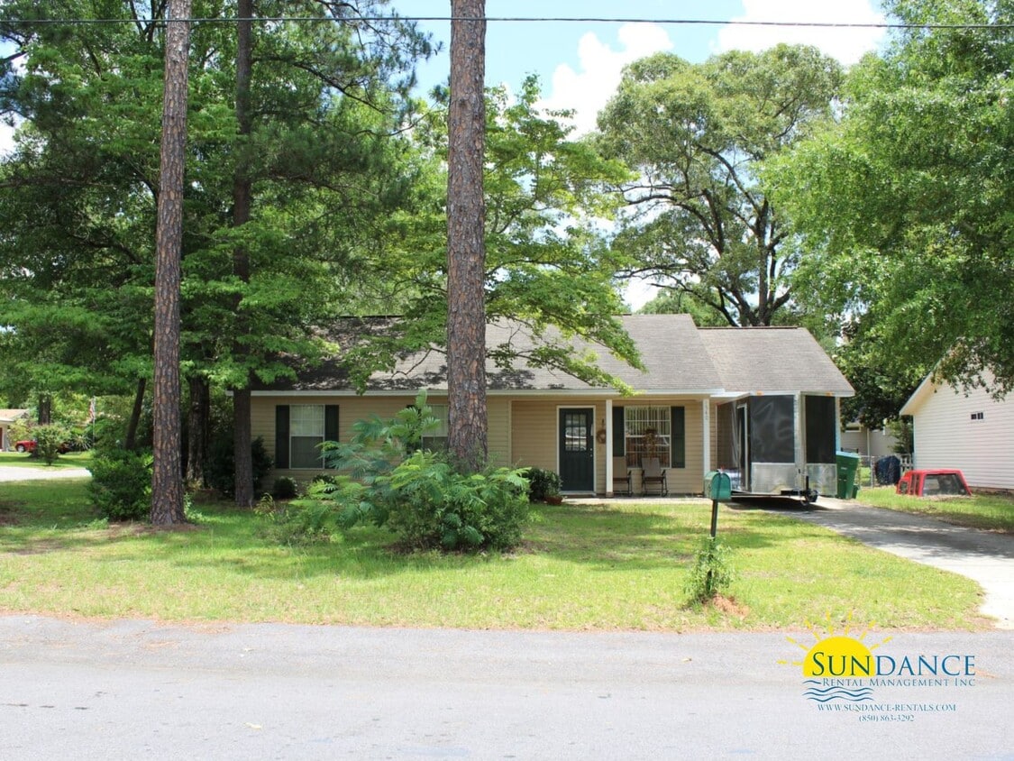 Primary Photo - Charming 3-Bedroom Home in Prime Crestview...
