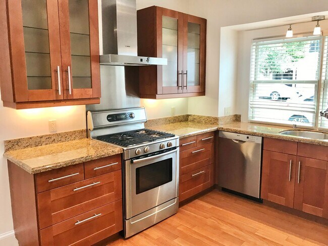 Building Photo - Arts & Crafts Single Family Home in Lake D...