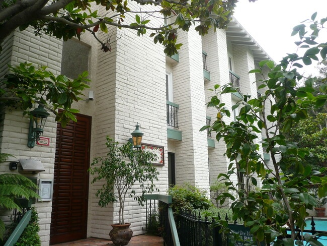 Building Photo - 502 San Vicente Blvd