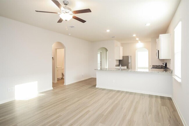 Building Photo - 25326 Shadowdale Dr