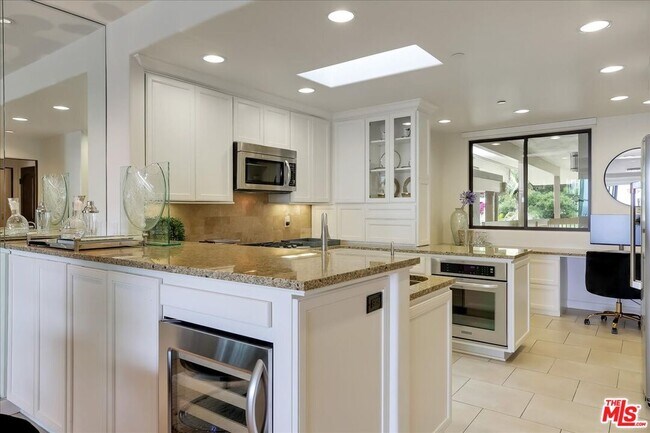 Building Photo - 1344 Plaza Pacifica