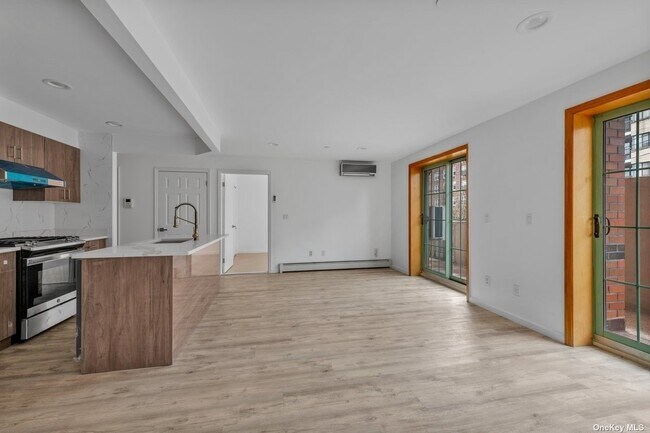 Foto del edificio - 134-43 Maple Ave