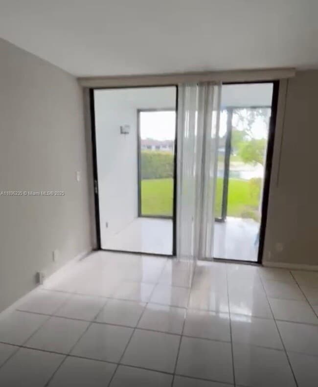 Foto del edificio - 212 Lake Pointe Dr