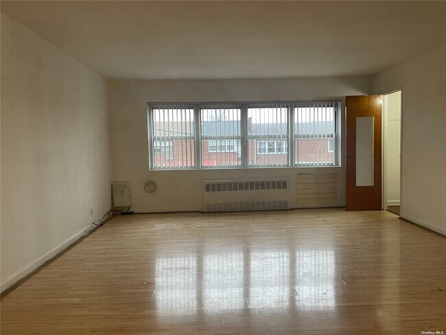 Foto del edificio - 74-17 85th Dr