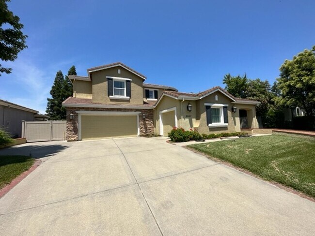Building Photo - Luxury home with 5 bedrooms/3.5 bathrooms ...
