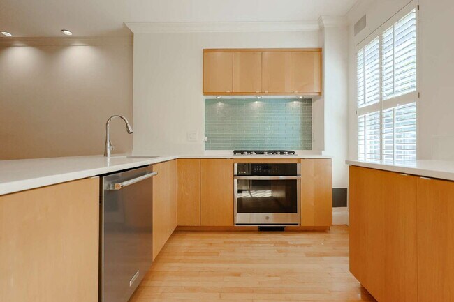Foto del edificio - Updated 2-Bedroom Duplex Close to It All -...