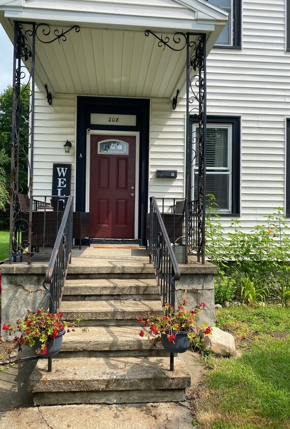 Entrance - 208 Warren St