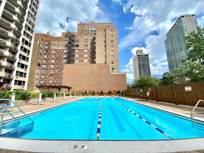 Building Photo - 555 W Cornelia Ave