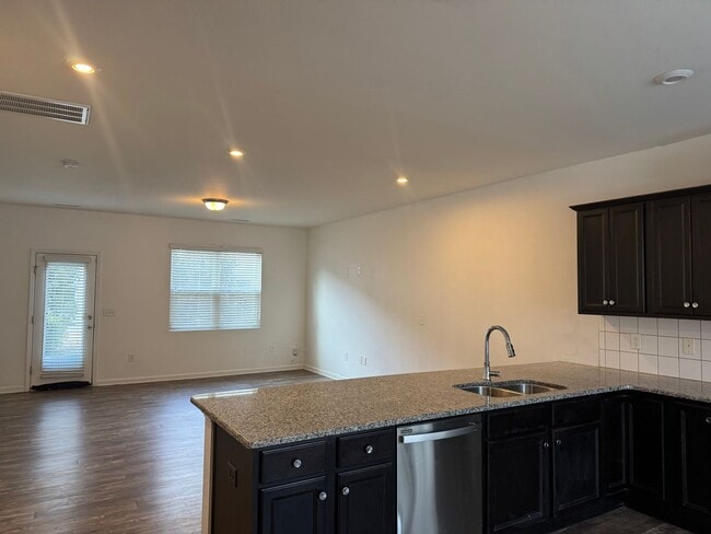 Building Photo - 3 Bedroom | 2.5 Bathroom Townhome in North...