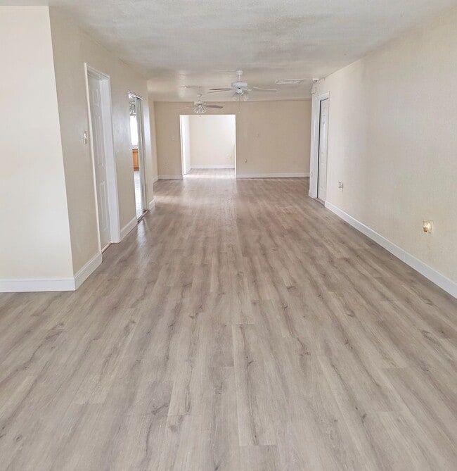 Building Photo - 3 Bedroom 2 Bath 1 Car Garage Home in St. Pete!!