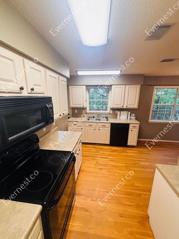 Building Photo - 42 Summit Ridge Dr