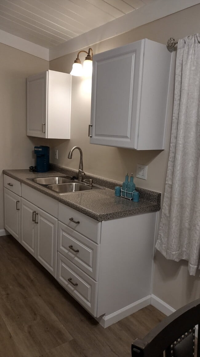 Building Photo - 533 E Avenue Q12
