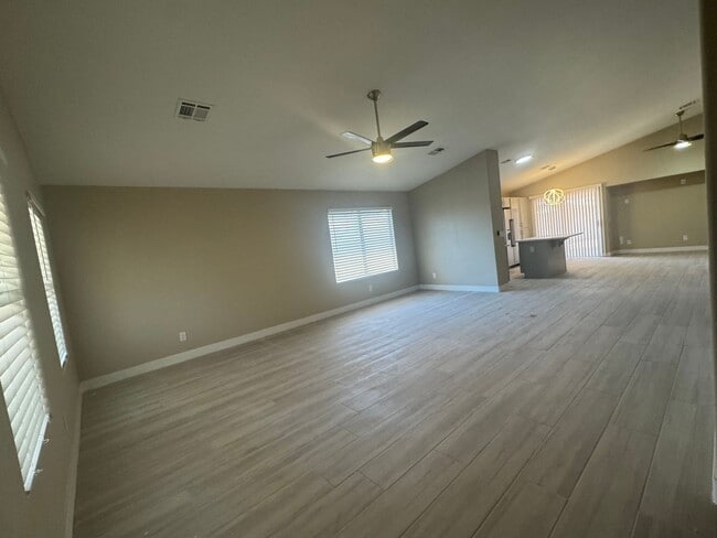 Building Photo - Singel story home, 3br, 2bth, 2cg.