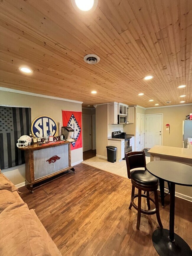 Foto del edificio - 4 bedroom 2 bath home near campus