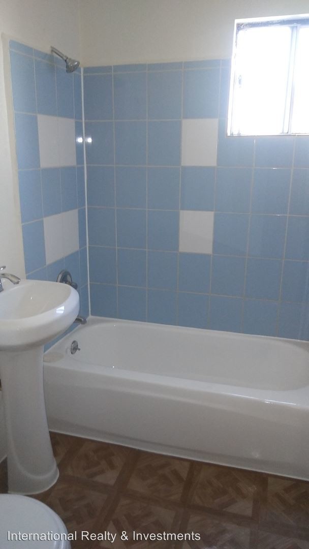 Foto del edificio - 1785 E 110th St