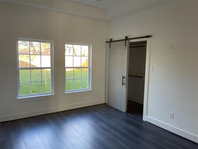 Building Photo - 5631 Ridgeway Dr