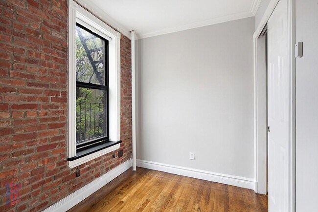 Building Photo - 234 Mott St