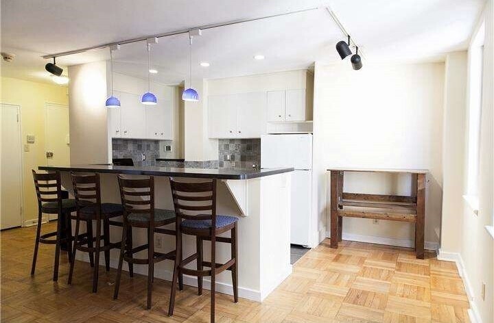 Kitchen and Breakfast Bar - 2601 Pennsylvania Ave