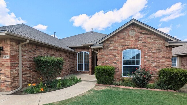Foto del edificio - 3 Bed + Bonus Room | 3-Car Garage | Pergola | Moore Schools