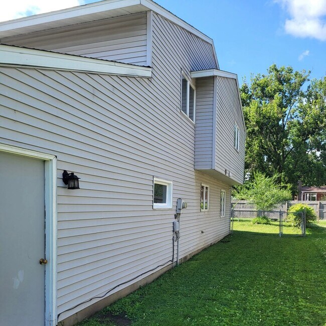 Building Photo - FOR SALE 3-BR Rochester 2- bath 1 car garage Townhome for Just $239,000!