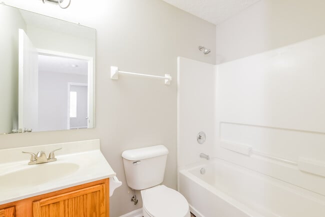 Building Photo - 4644 Kenross Dr