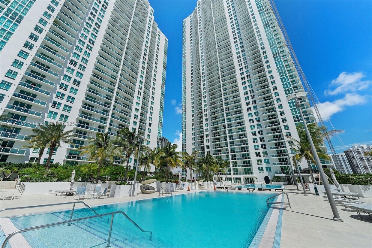 Primary Photo - 950 Brickell Bay Dr