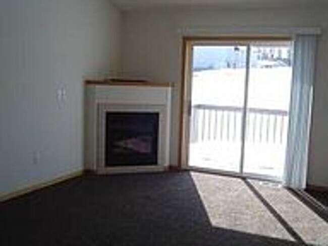 Foto del edificio - Two Bedroom Two Bathroom Spacious Townhome