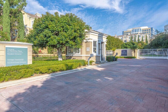 Foto del edificio - Stunning Upgraded Tri-Level Condo in South Coast Metro’s Exclusive Vantage Community