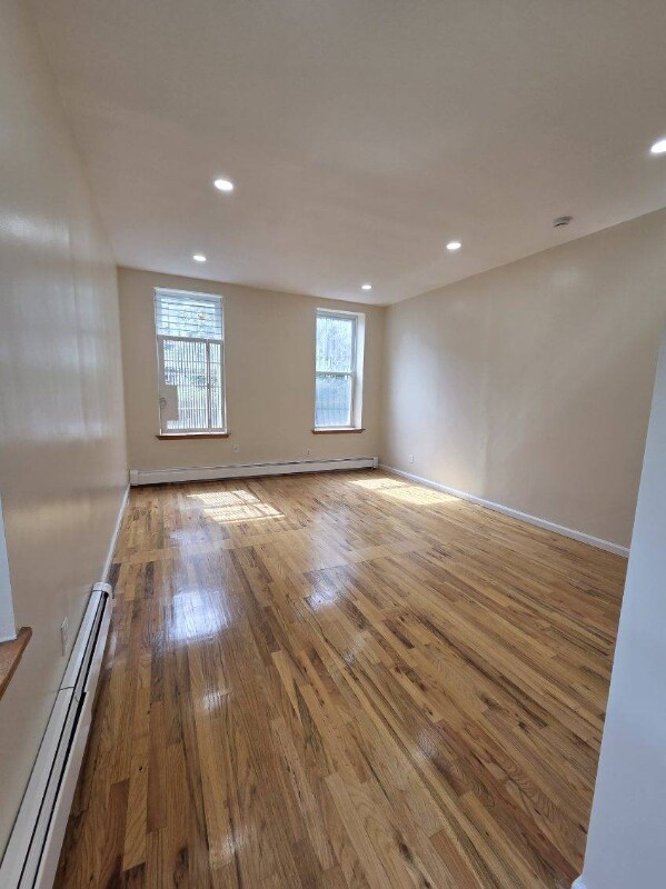 Foto del edificio - 136 Pulaski St