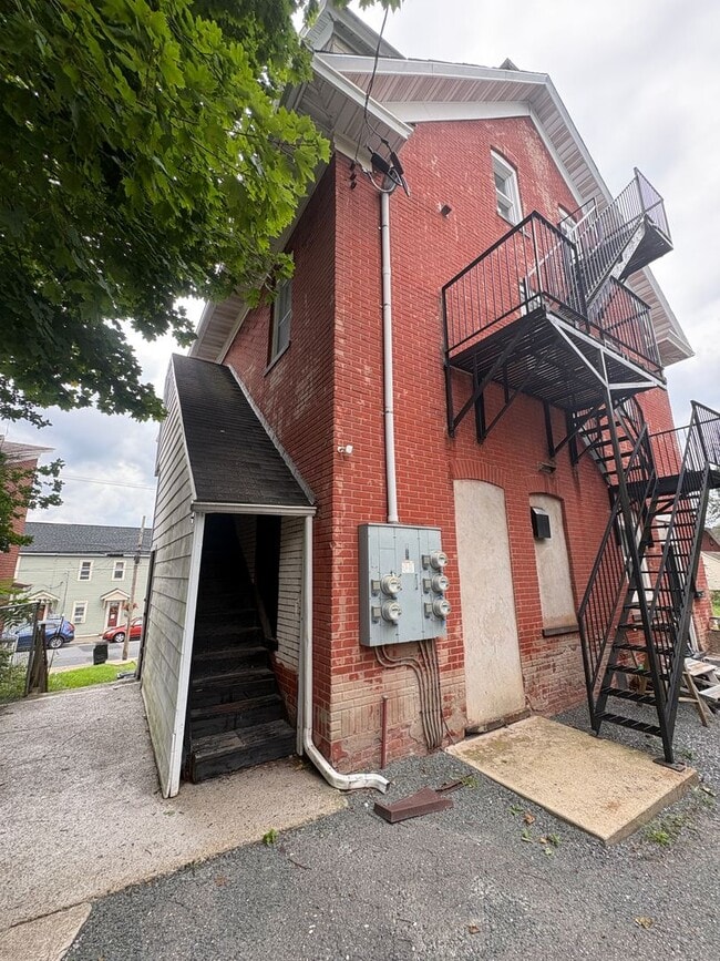 Building Photo - 154 Garibaldi Ave