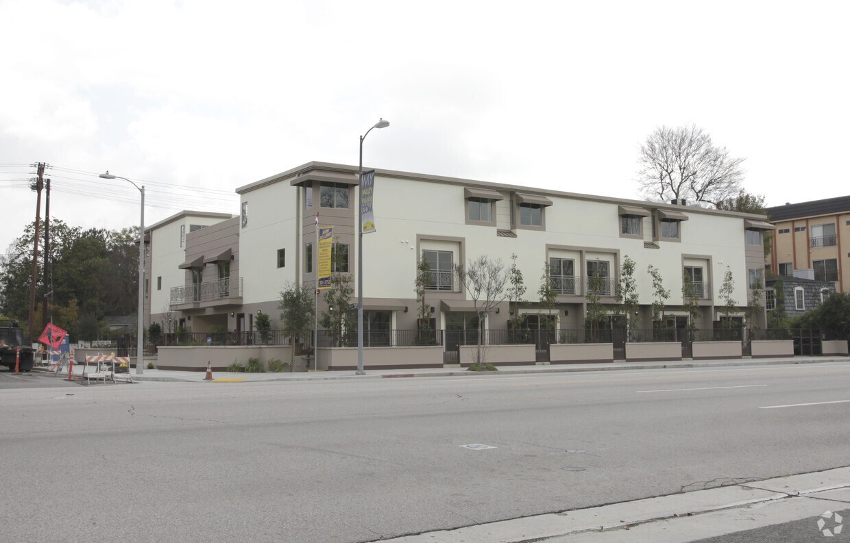 Foto principal - 5056 Laurel Canyon Blvd