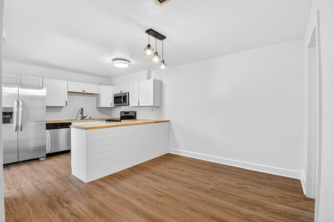 Building Photo - 198 Lake Arbor Dr