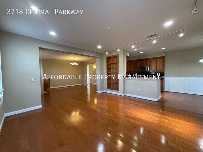 Foto del edificio - 3718 Central Pkwy