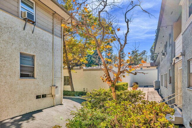 Foto del edificio - 5835 Bowcroft St