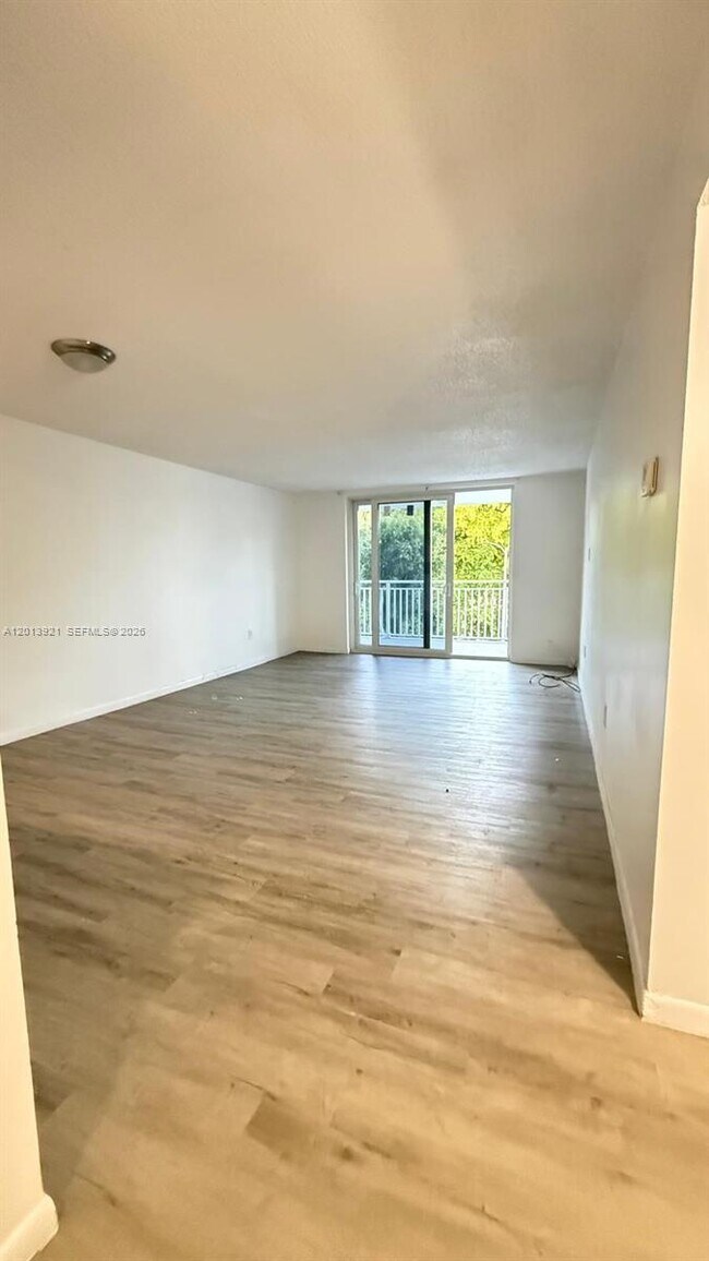 Foto del edificio - 6940 Miami Gardens Dr