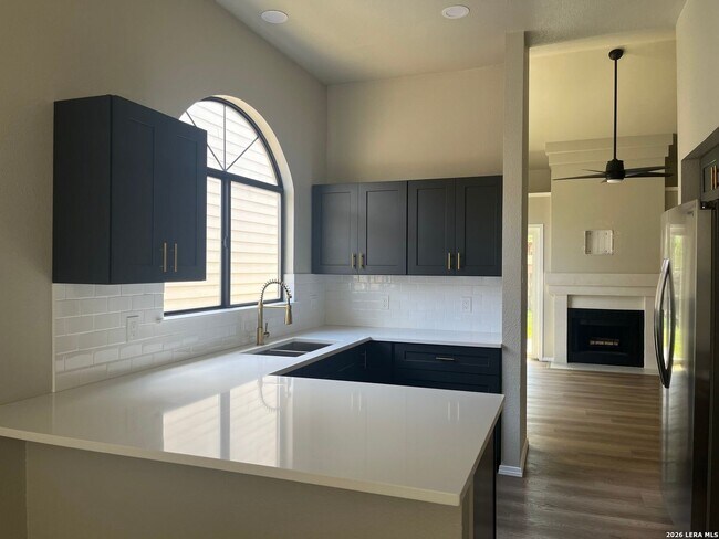 Foto del edificio - Remodeled 4 Bedroom Home with 2 Car Garage in Northwest San Antonio