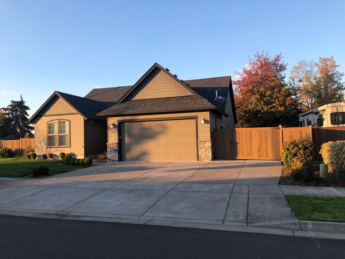 Beautiful custom 4 bedroom 2 bathroom hou... - Beautiful custom 4 bedroom 2 bathroom  hou...