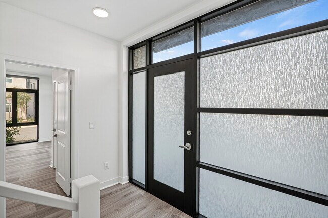 Entryway facing the downstairs bedroom - 1290 E Thompson Blvd