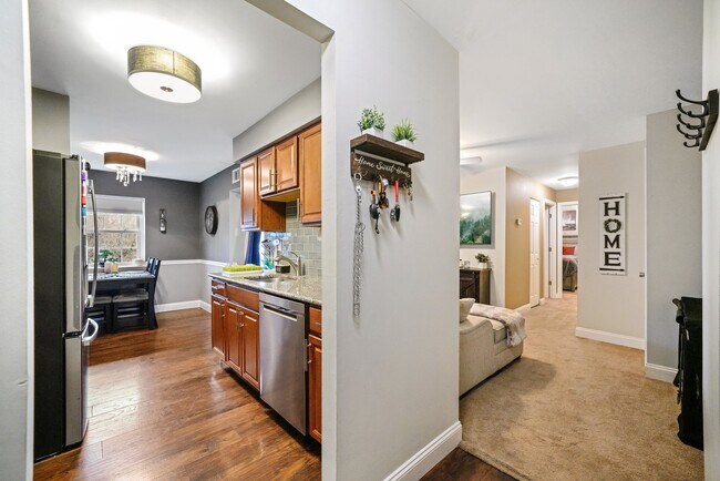 Building Photo - 1419 Valley Dr
