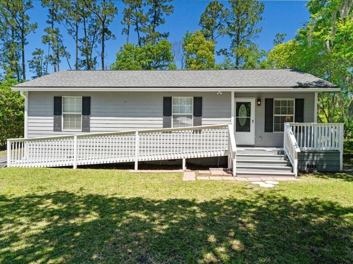 Primary Photo - Charming 3 Bedroom Renovated Retreat: Cozy...